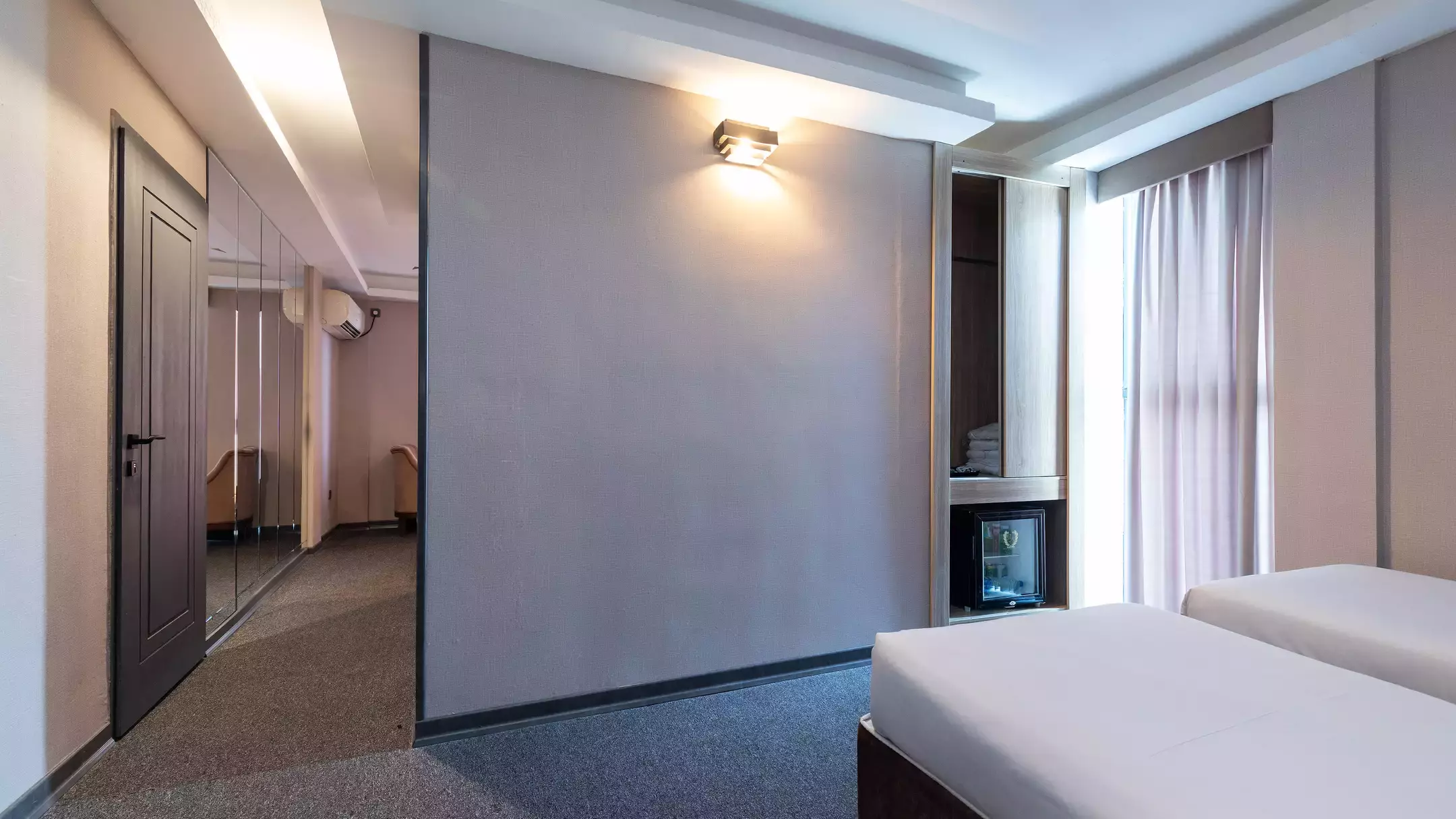 Alibaba https://cdn.alibaba.ir/ostorage/hotel-accommodation-images/670535c9299de7a7748d2909_66e9668679e696602f42e4f0_هتل آرامیس - سوئیت چهارتخته دبل سینگل (3).webp